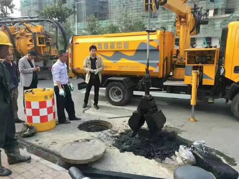 呼伦贝尔街道：网格员化身“清道夫”，为民解忧疏通“堵心”化粪池