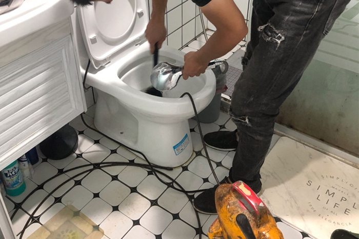 呼伦贝尔马桶堵塞自己疏通还是找师傅?专业上门服务让你省时更省心
